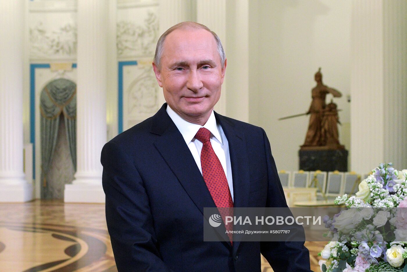 Президент РФ В. Путин поздравил российских женщин с праздником – Международным женским днём