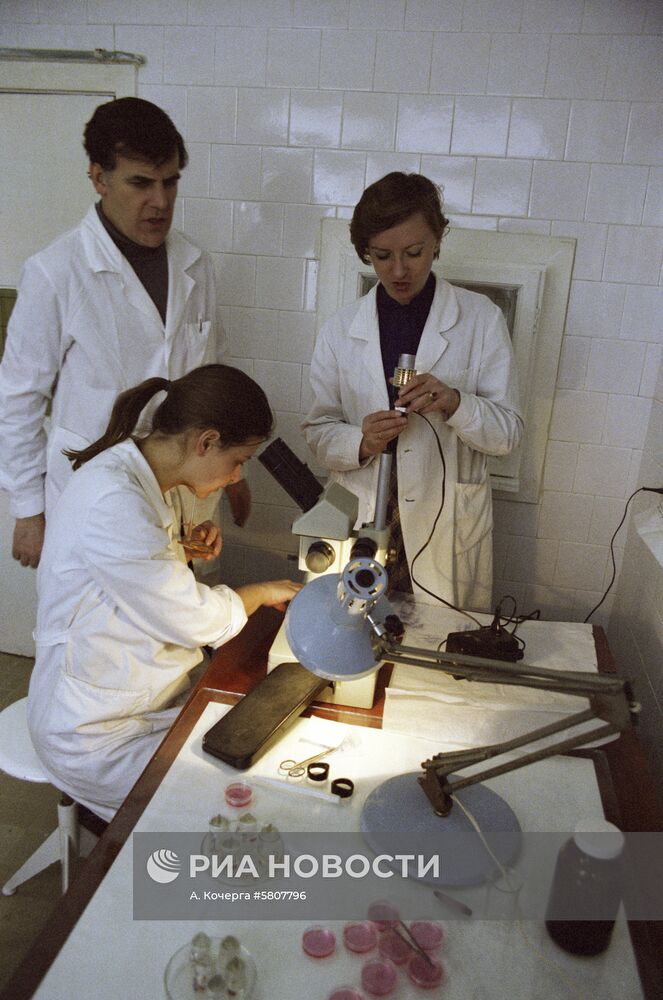 Американский ученый-биолог Арнольд Локшин