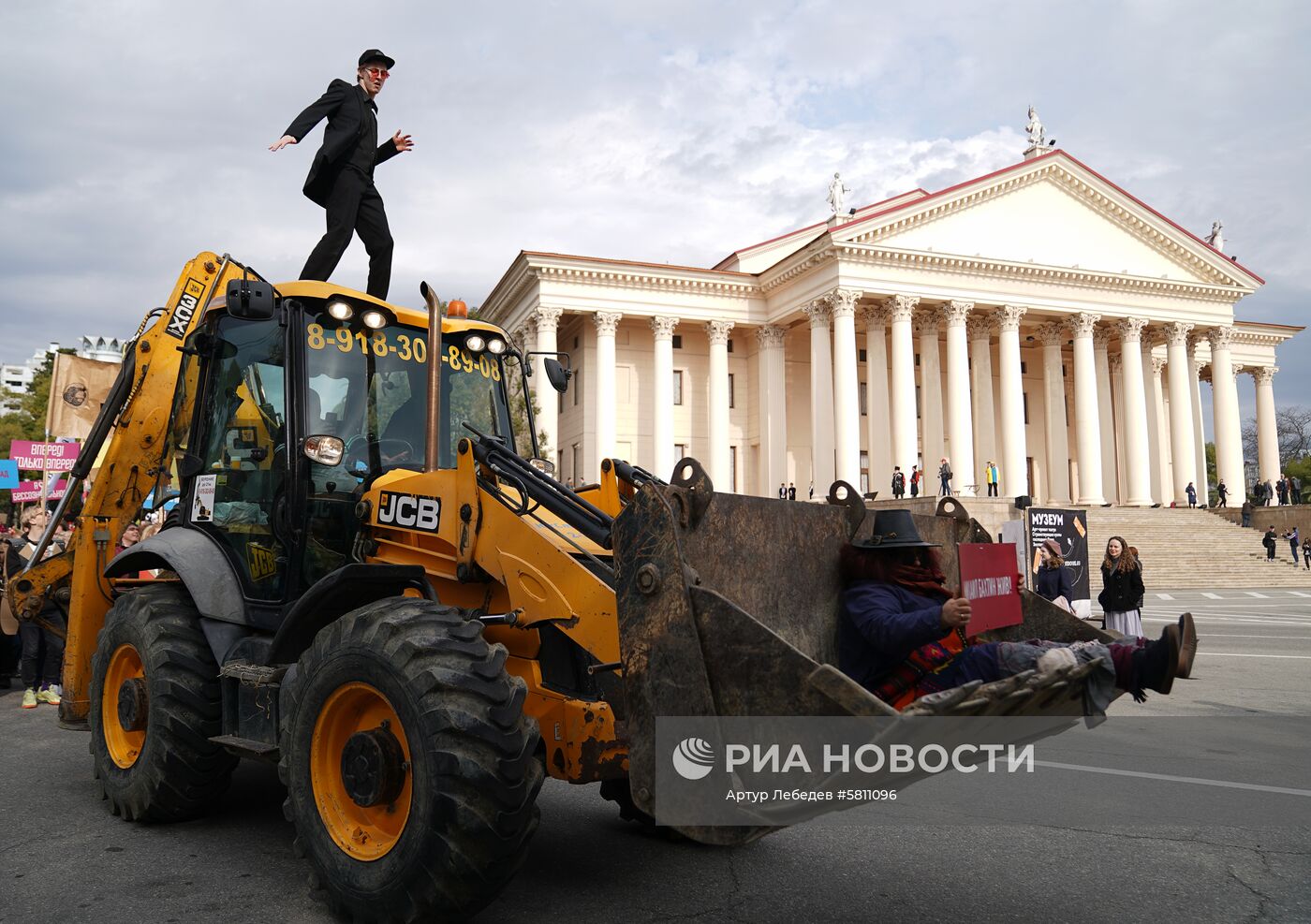 Парад уличных театров в Сочи