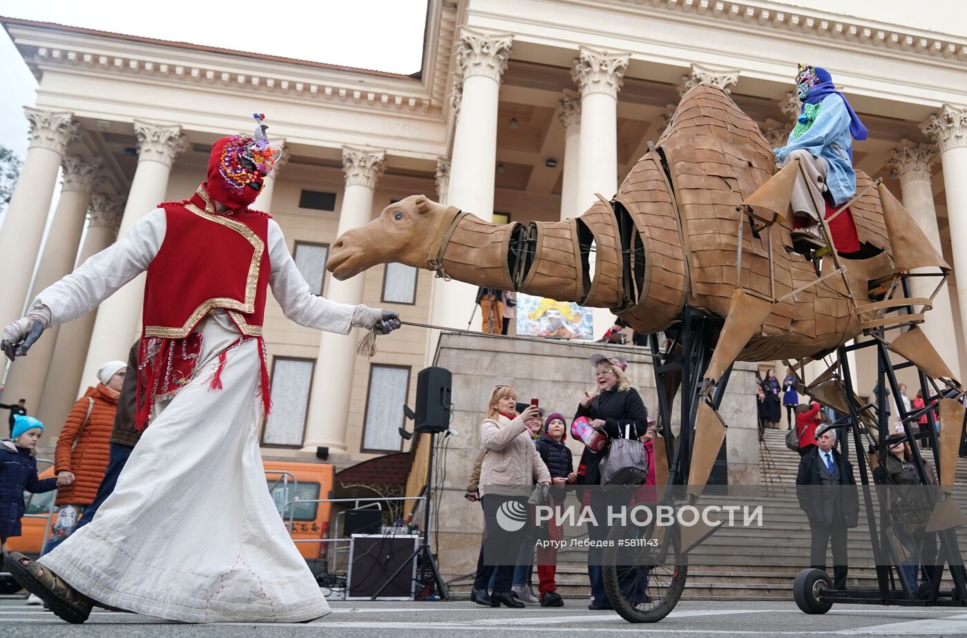 Парад уличных театров в Сочи