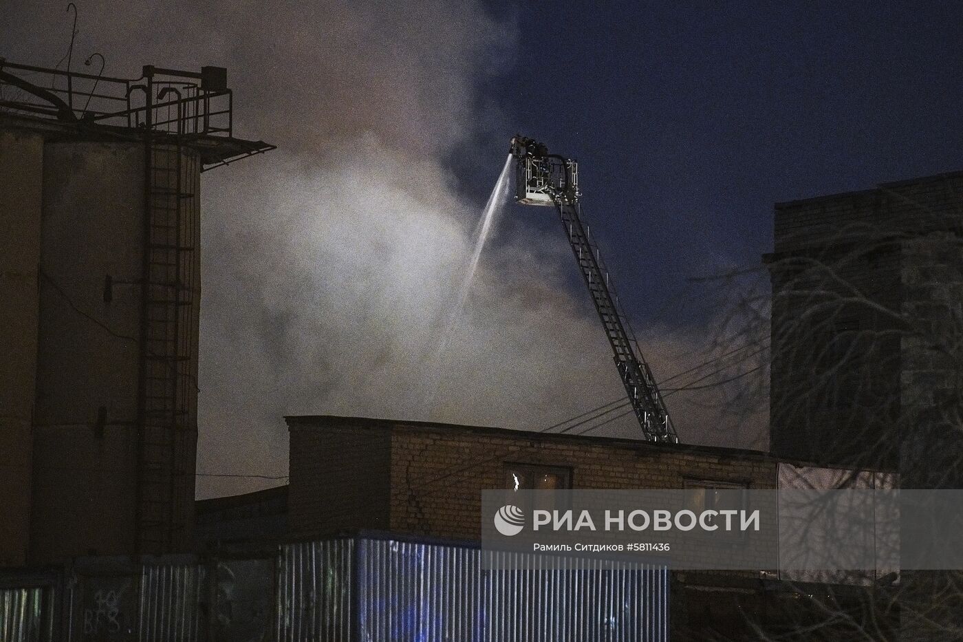 Ликвидирован пожар на складе лакокрасочных материалов в Москве