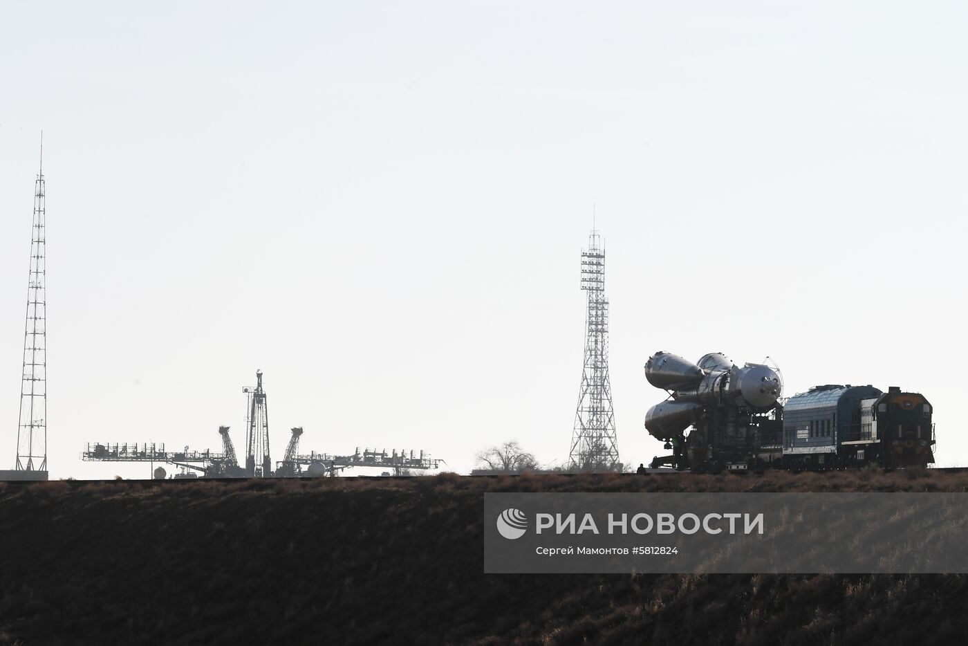 Вывоз РН "Союз-ФГ" на стартовую площадку космодрома "Байконур"