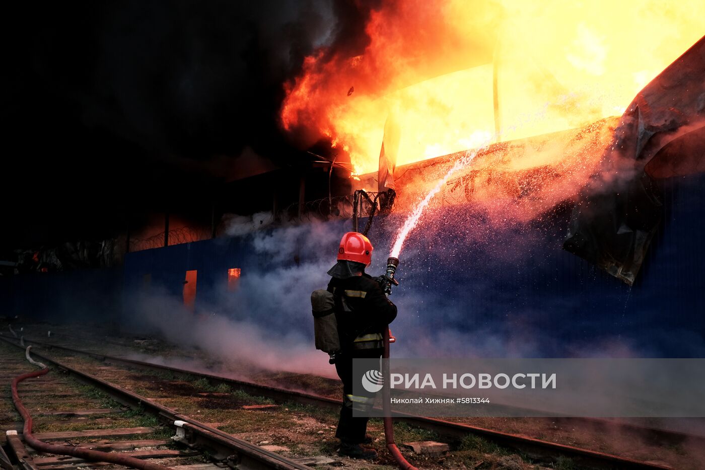 Пожар на складе полиэтилена в Краснодаре