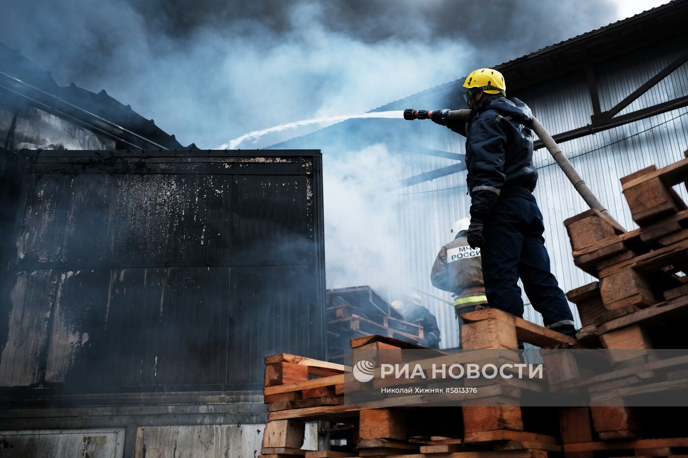 Пожар на складе полиэтилена в Краснодаре