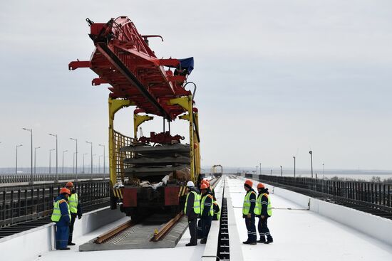 Строительство железнодорожной части Крымского моста