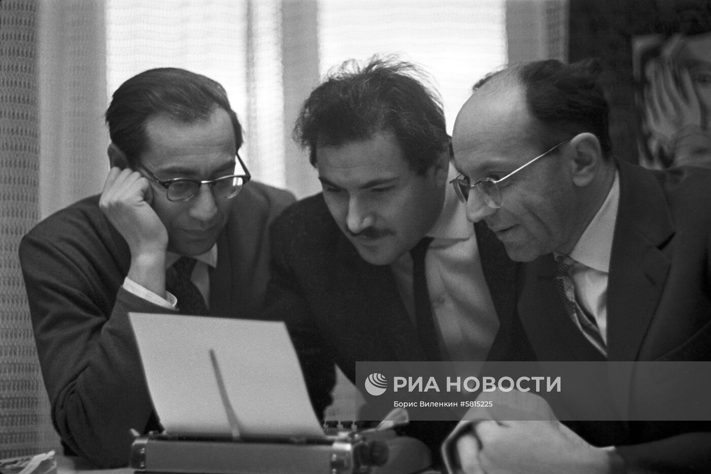 Советские кинематографисты Юлий Дунский, Григорий Чухрай и Валерий Фрид