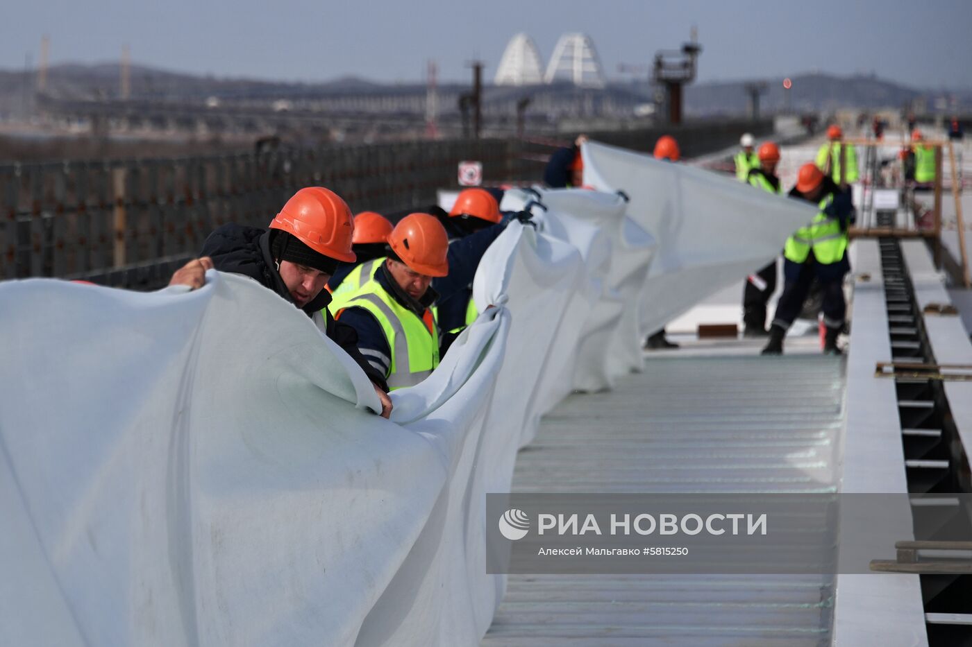 Строительство железнодорожной части Крымского моста