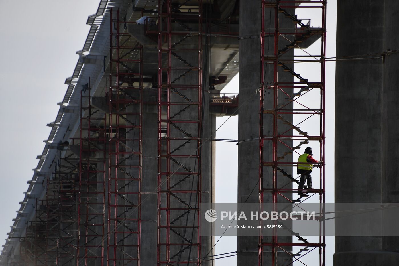 Строительство железнодорожной части Крымского моста