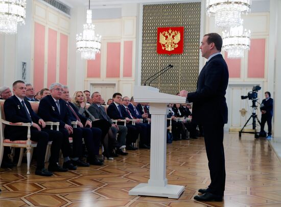 Премьер-министр РФ Д. Медведев поздравил лауреатов премий правительства РФ 2018 года в области науки и техники 