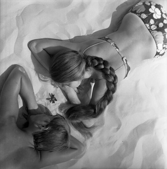 Отдыхающие на пляже