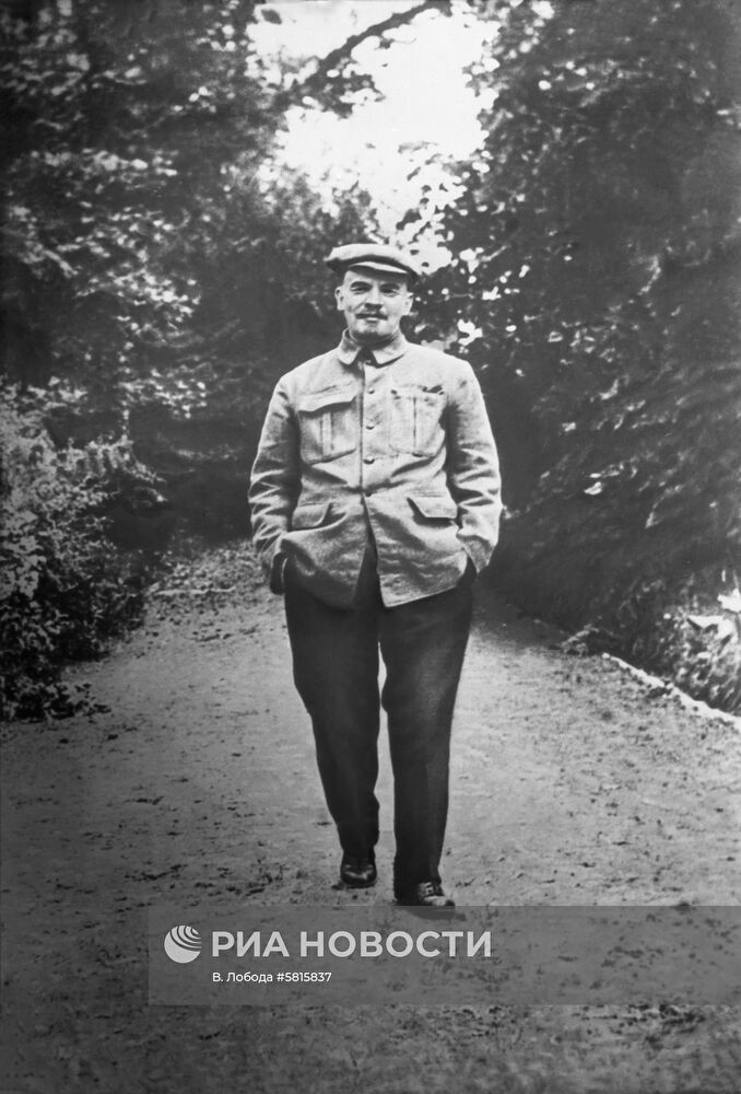 В. И. Ленин на прогулке в Горках