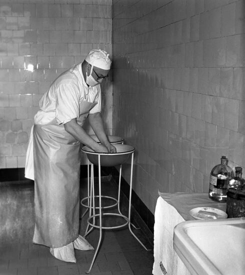 Советский хирург А. А. Вишневский