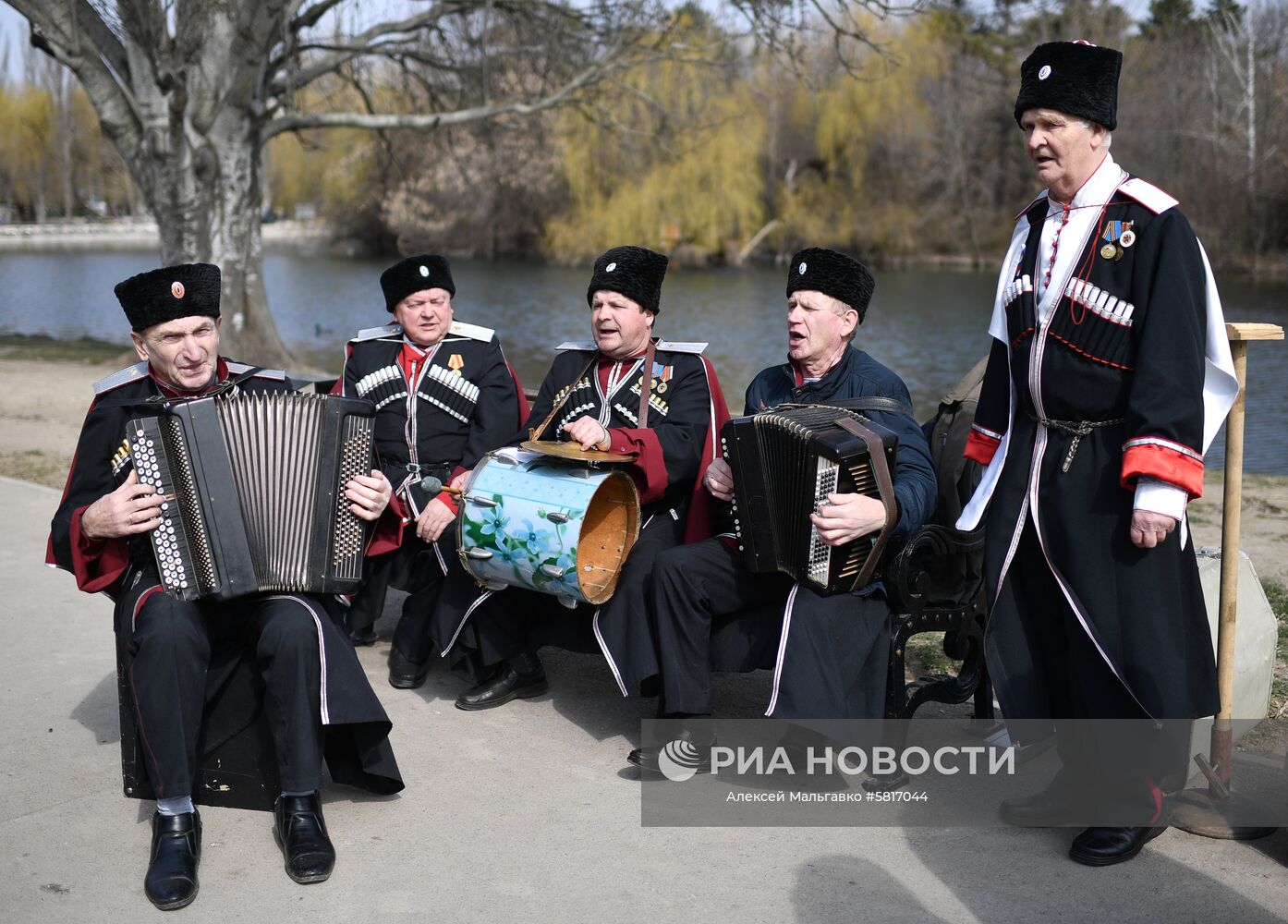 Казаки песня поет девушка. Казаки поют. Донские казаки поют. Казаки пение. Казаки поют картина.