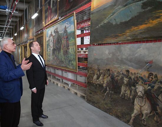 Премьер-министр РФ Д. Медведев посетил "Мосфильм" 