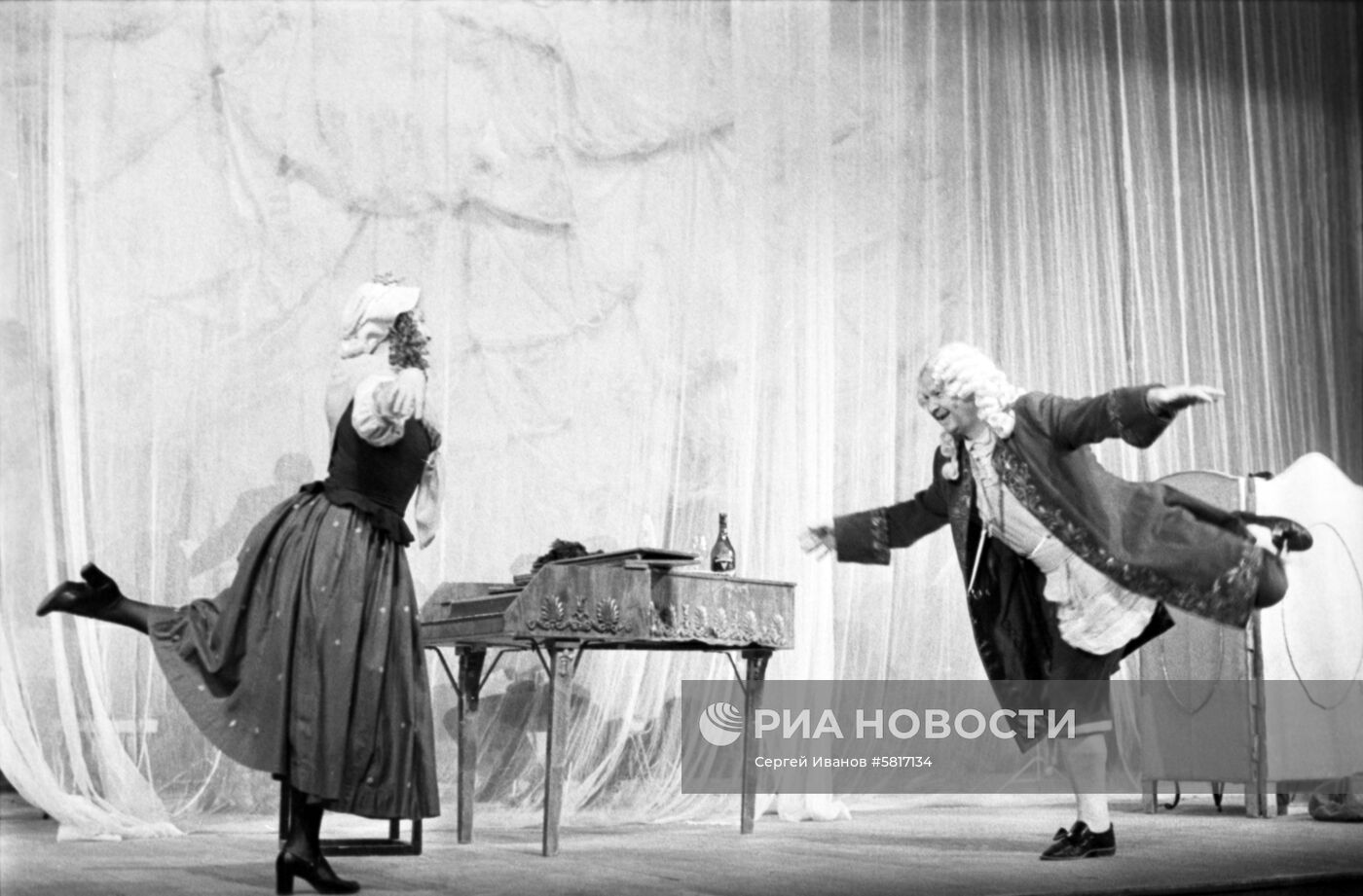 Сцена из оперы "Пимпиноне"