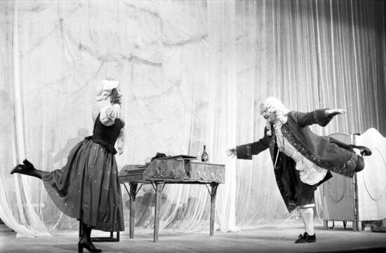 Сцена из оперы "Пимпиноне"