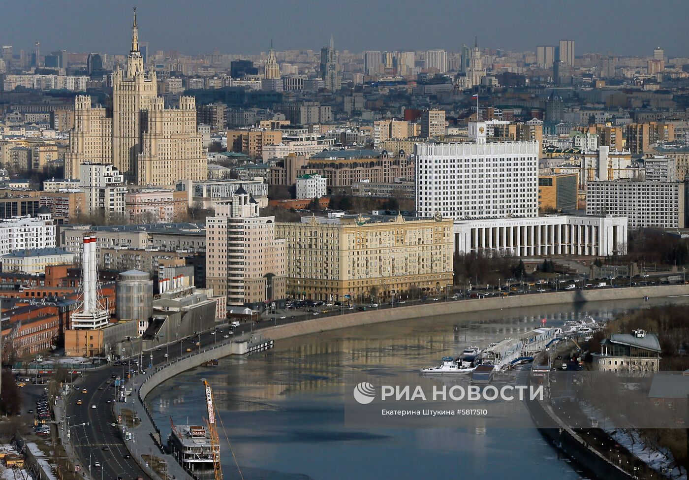Вид на здание Дома правительства РФ на Краснопресненской набережной Москвы-реки