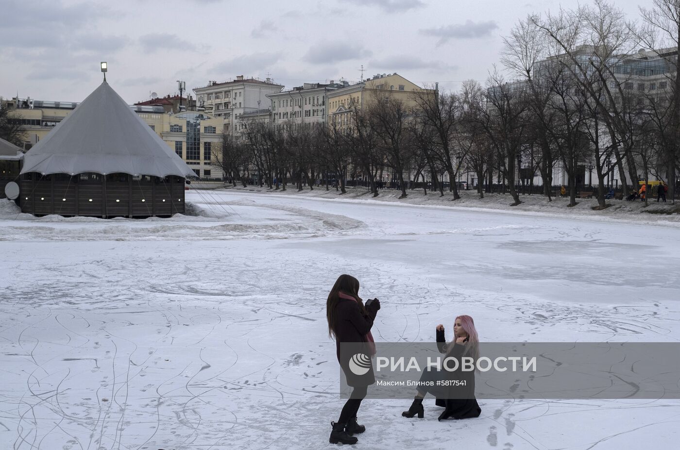 Девушки фотографируются на Чистых прудах в Москве