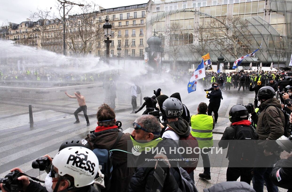 Акция протеста "жёлтых жилетов" в Париже