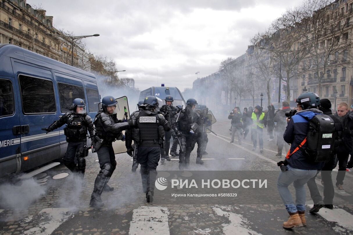 Акция протеста "жёлтых жилетов" в Париже