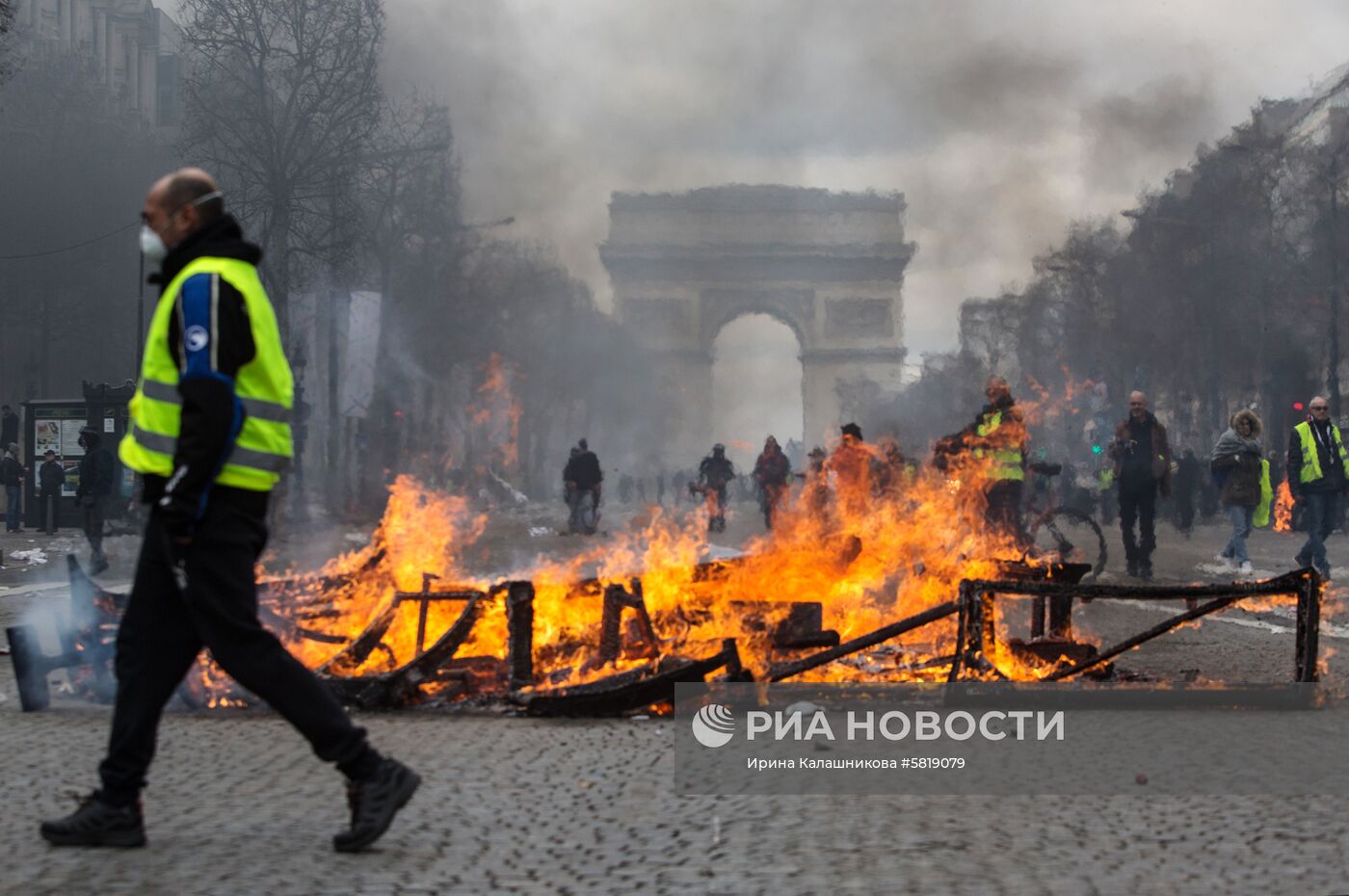 Акция протестов "Желтые жилеты" в Париже