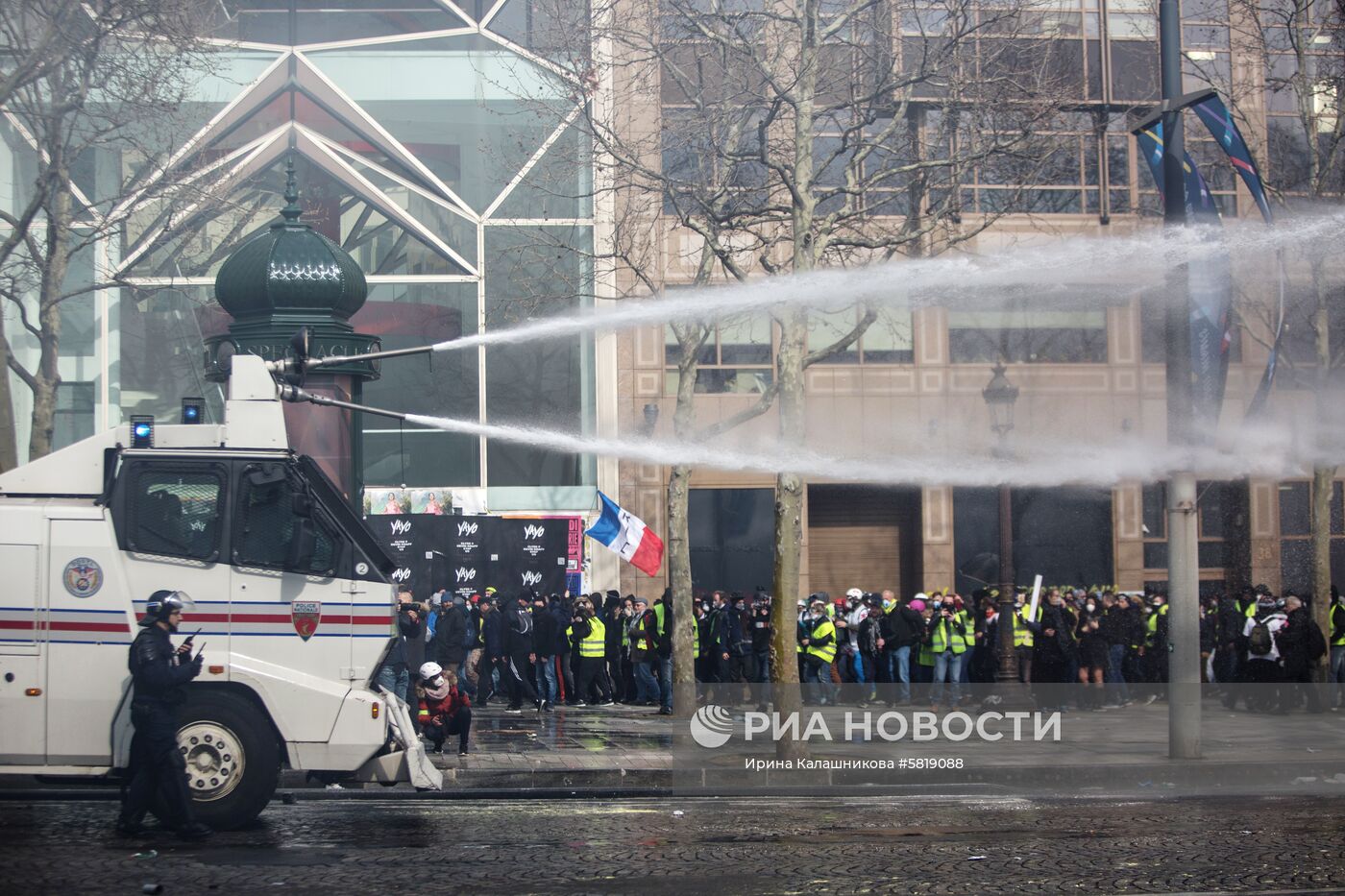 Акция протестов "Желтые жилеты" в Париже