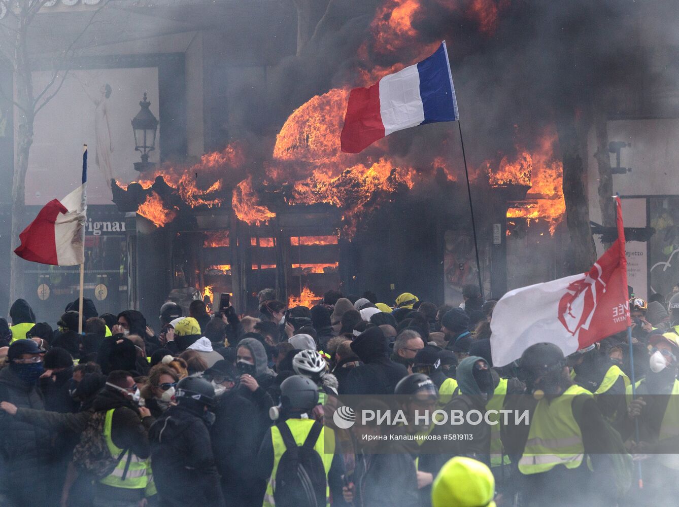 Акция протестов "Желтые жилеты" в Париже