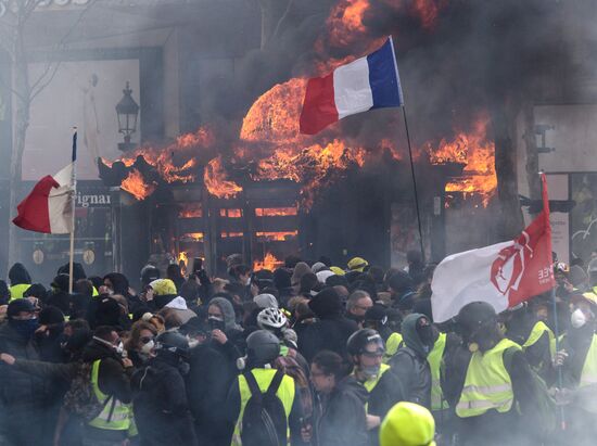 Акция протестов "Желтые жилеты" в Париже