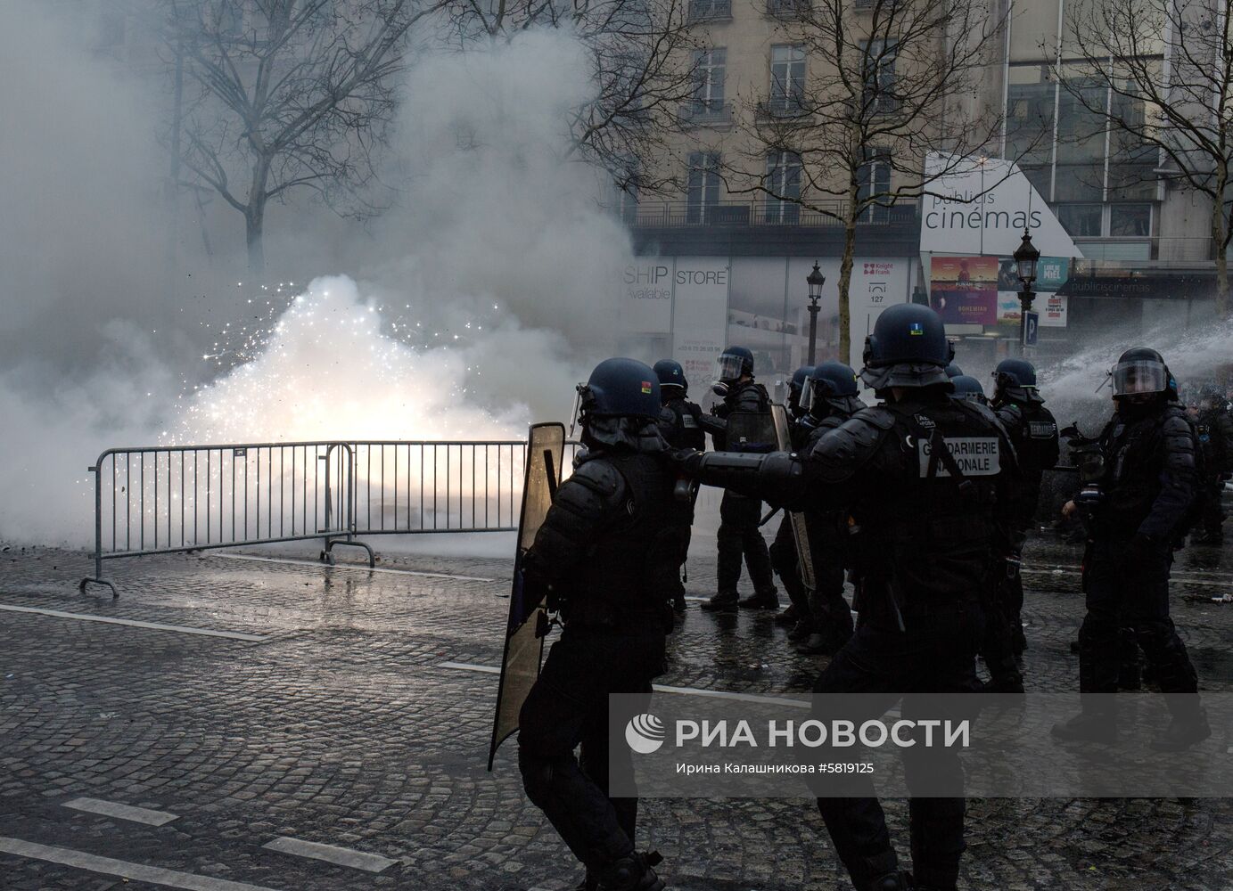 Акция протестов "Желтые жилеты" в Париже