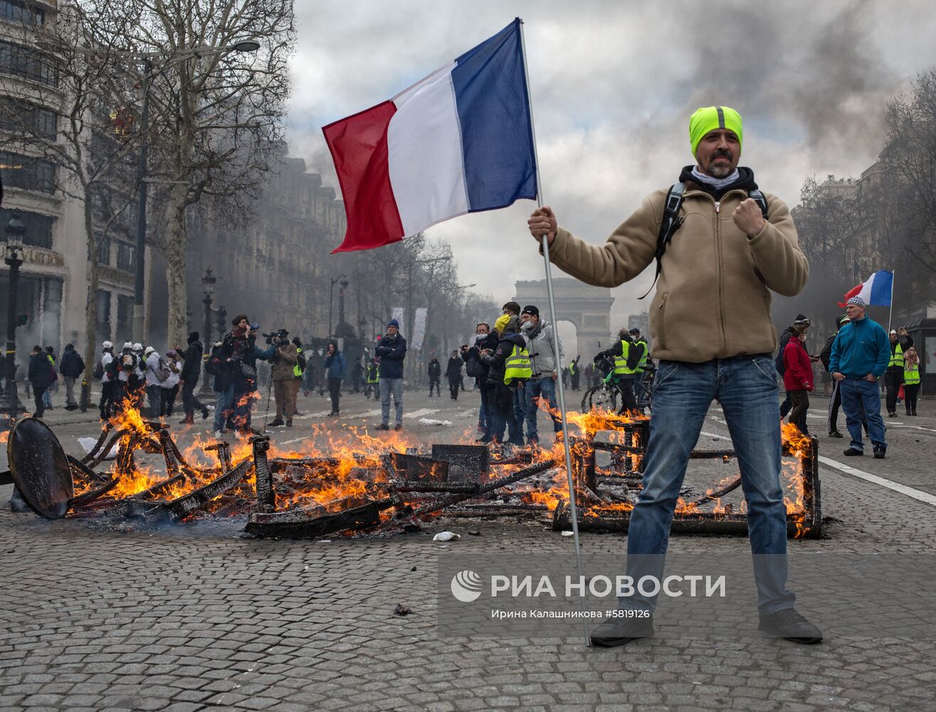 Акция протестов "Желтые жилеты" в Париже 