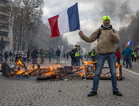 Акция протестов "Желтые жилеты" в Париже 
