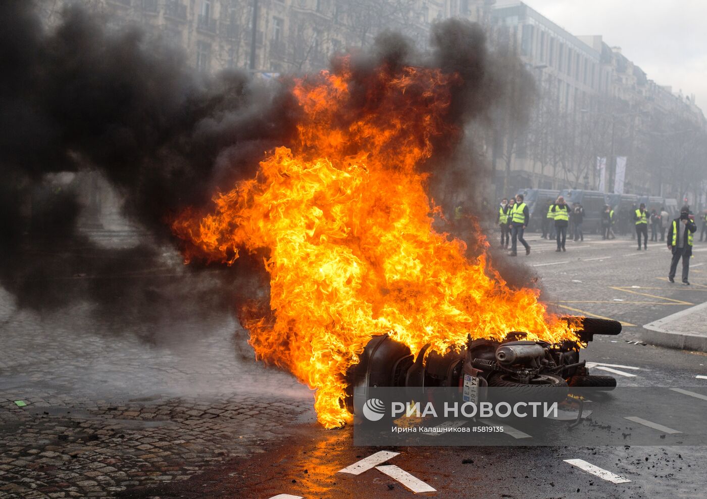 Акция протестов "Желтые жилеты" в Париже