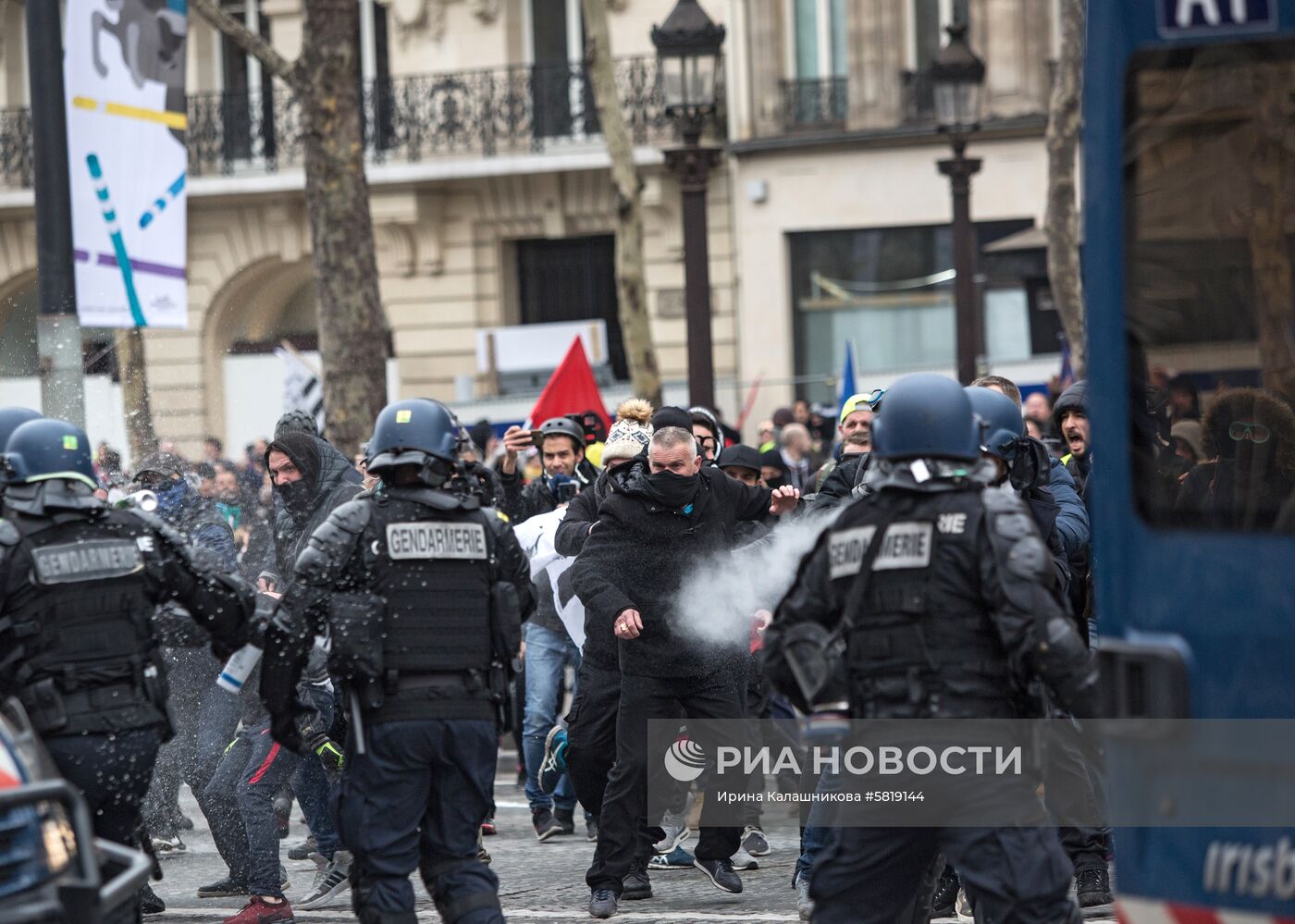 Акция протестов "Желтые жилеты" в Париже