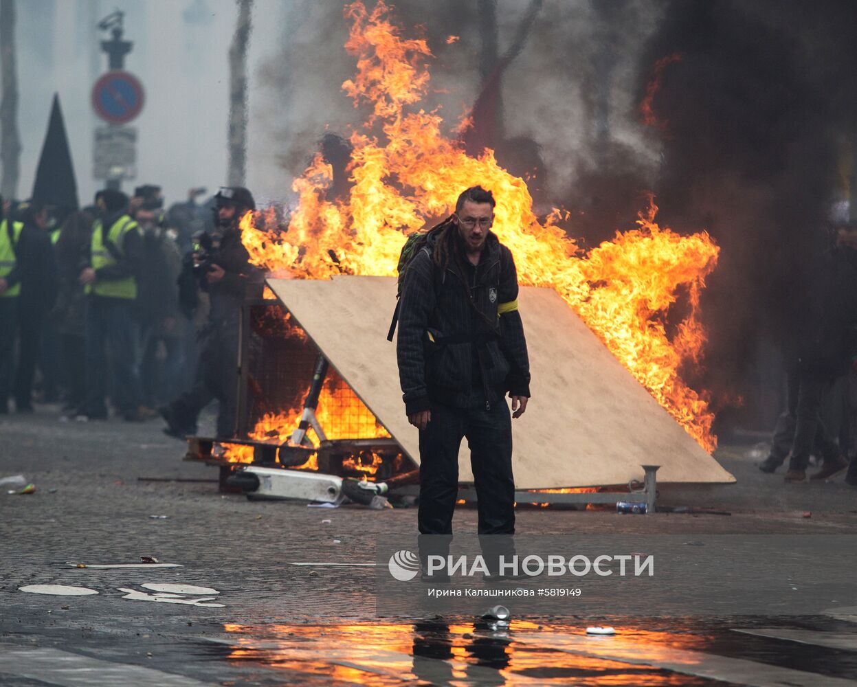 Акция протестов "Желтые жилеты" в Париже