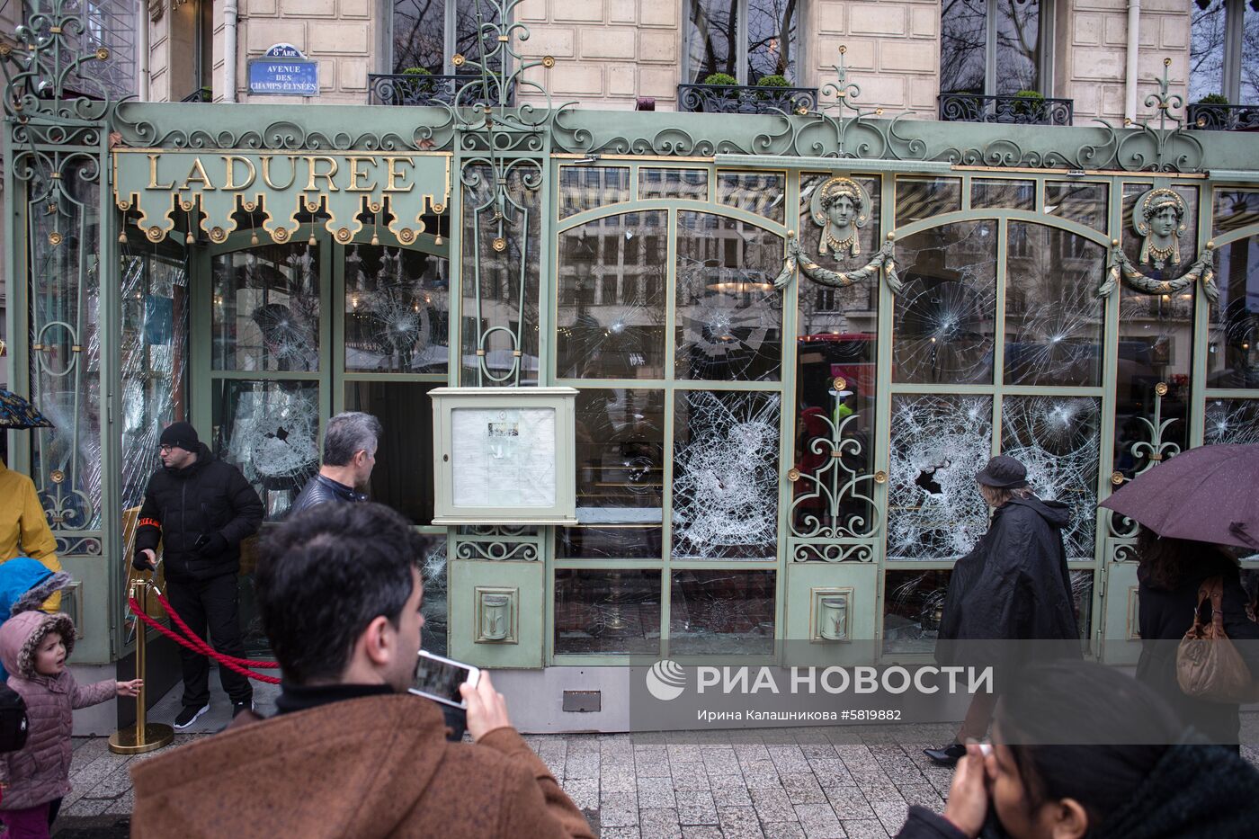 Последствия беспорядков в ходе акции "желтых жилетов" в Париже