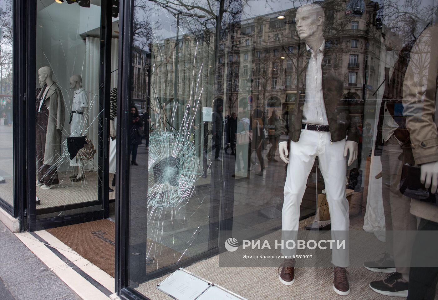 Последствия беспорядков в ходе акции "желтых жилетов" в Париже