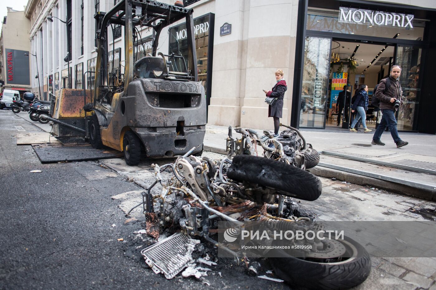 Последствия беспорядков в ходе акции "желтых жилетов" в Париже