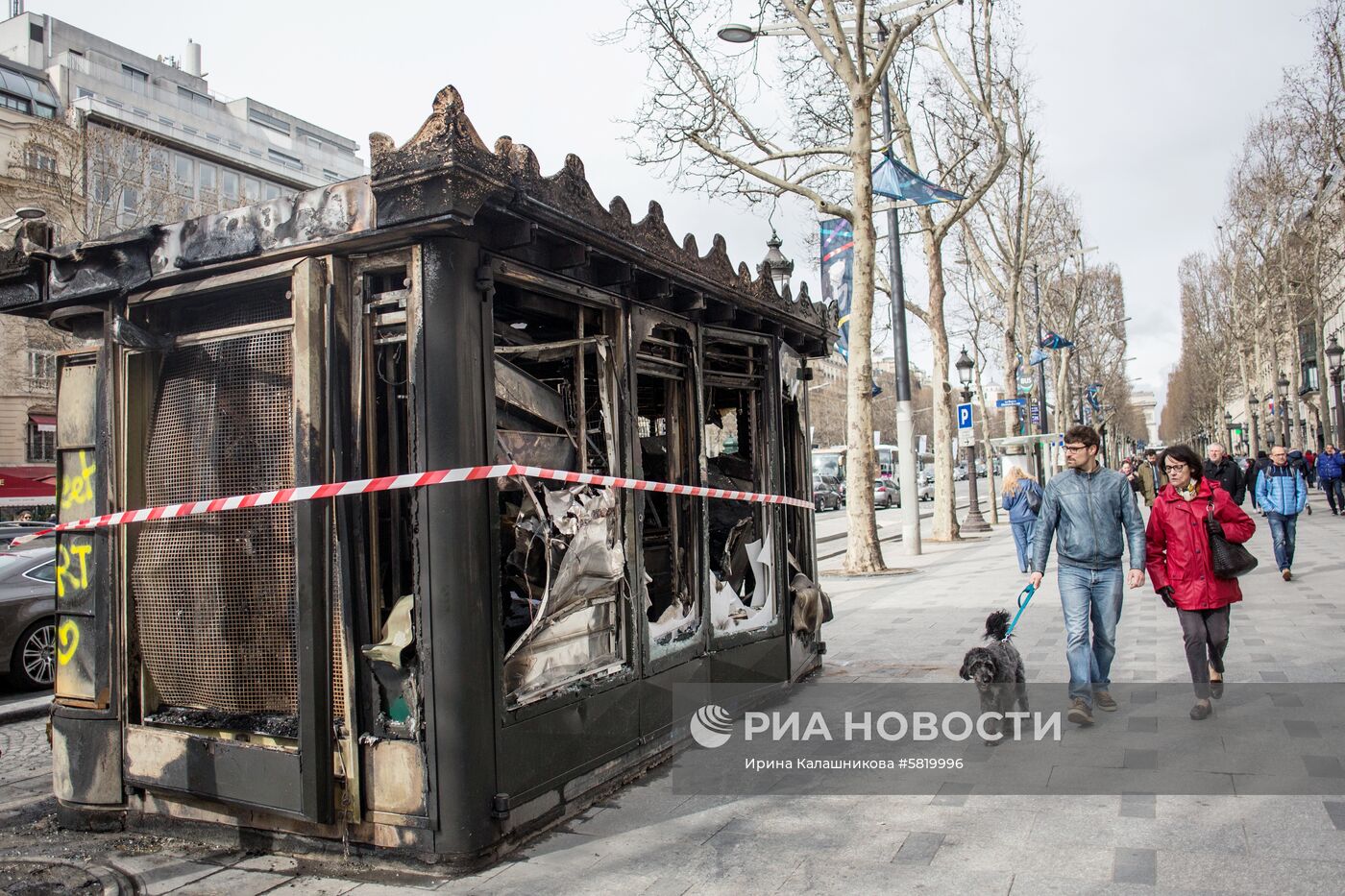 Последствия беспорядков в ходе акции "желтых жилетов" в Париже