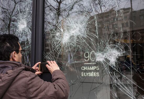 Последствия беспорядков в ходе акции "желтых жилетов" в Париже