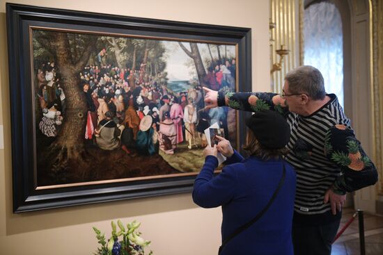 В Эрмитаже представили картину Брейгеля "Проповедь Иоанна Крестителя"