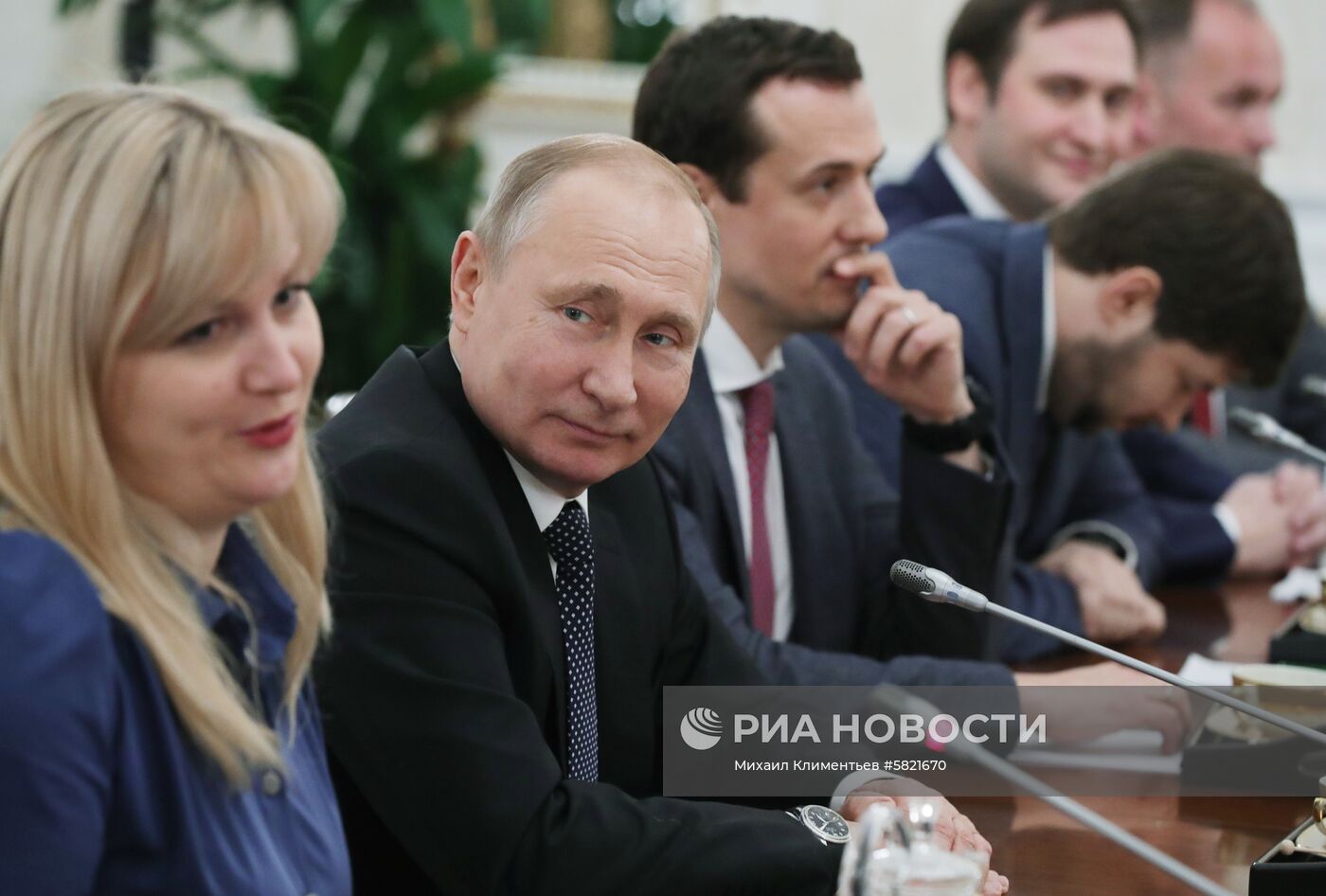 Президент РФ В. Путин встретился с победителями конкурса "Лидеры России"