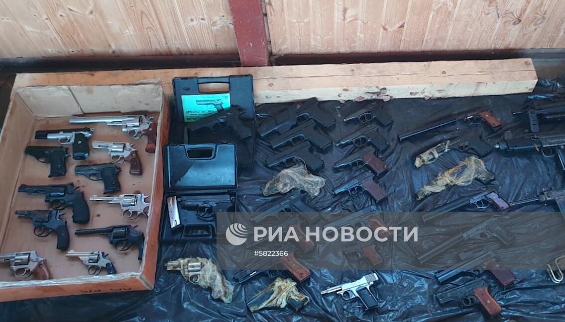 ФСБ РФ обнаружила тайник с оружием и взрывчатыми веществами в Московской области