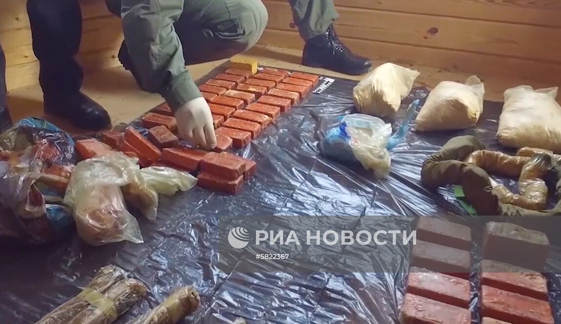 ФСБ РФ обнаружила тайник с оружием и взрывчатыми веществами в Московской области