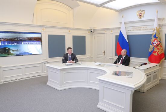 Президент РФ В. Путин принял участие в церемонии запуска освоения Харасавэйского месторождения
