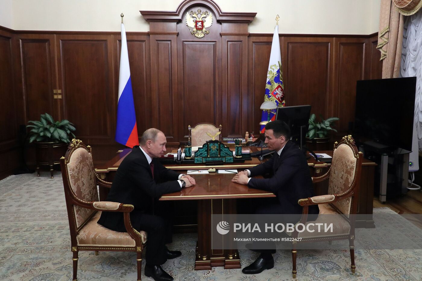 Президент РФ В. Путин провел встречу с Б. Хасиковым