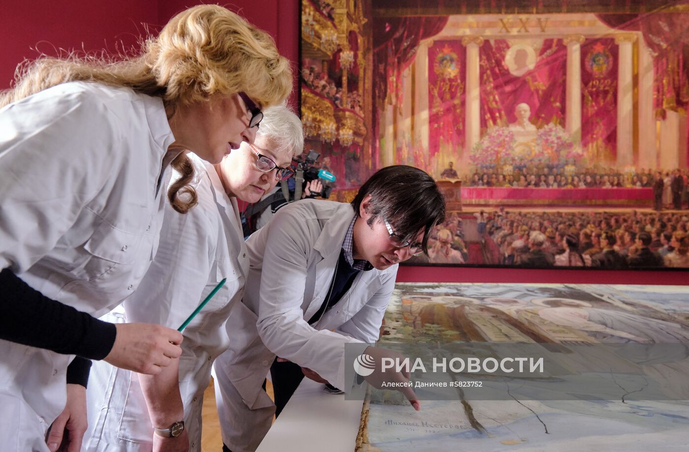 Демонтаж картины М. Нестерова "Святая Русь" для подготовки к реставрации