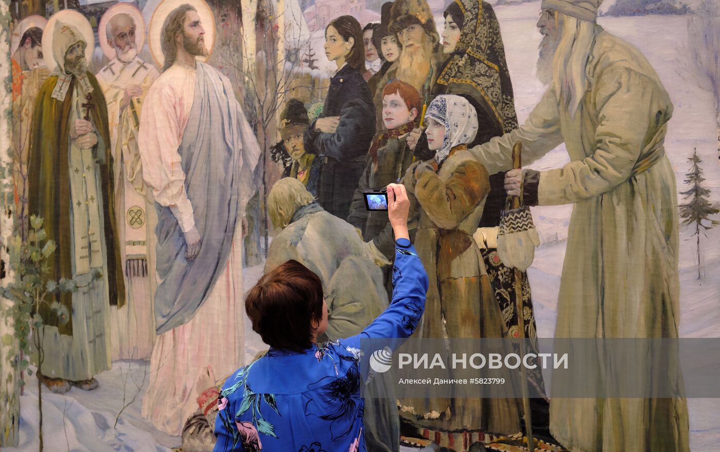 Демонтаж картины М. Нестерова "Святая Русь" для подготовки к реставрации