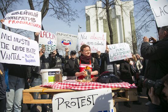 Митинг против результатов парламентских выборов в Кишинёве