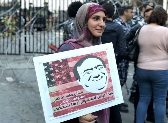 Акция протеста у посольства США в пригороде Бейрута