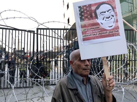 Акция протеста у посольства США в пригороде Бейрута